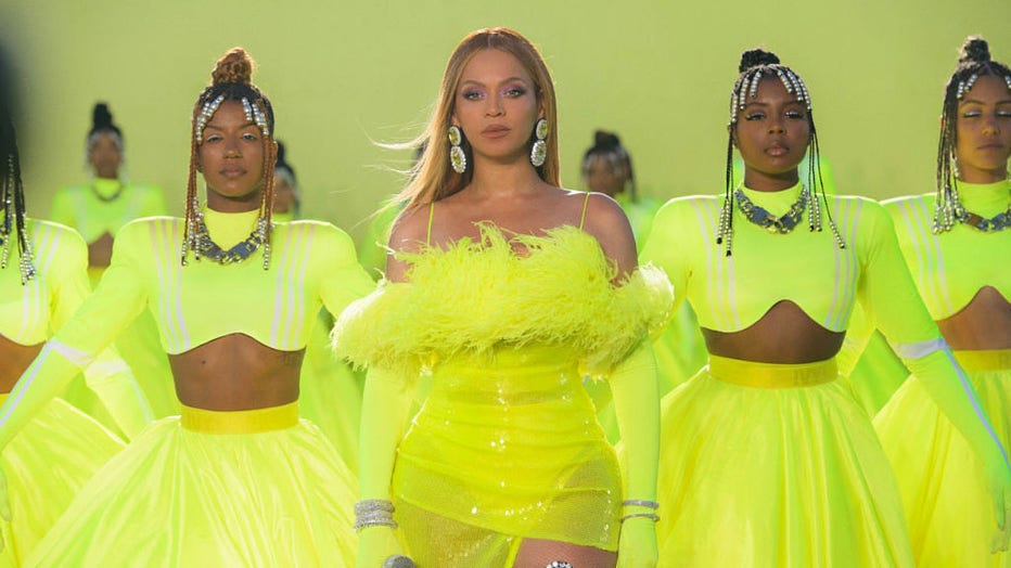Beyonce-performs-at-Grammys.jpg