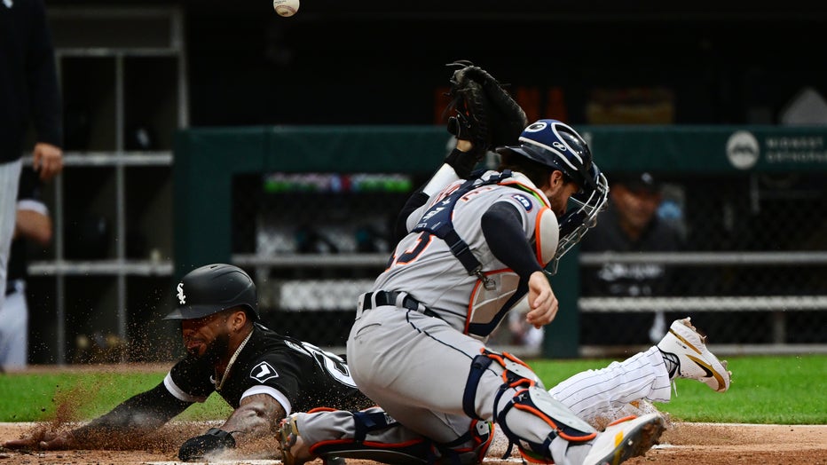 Photo: White Sox Leury Garcia runs to score in Chicago