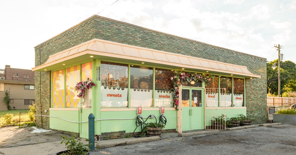 Detroit Rosa Cafe Rose's Fine Food and Wine in Detroit hits market -- See inside diner ...