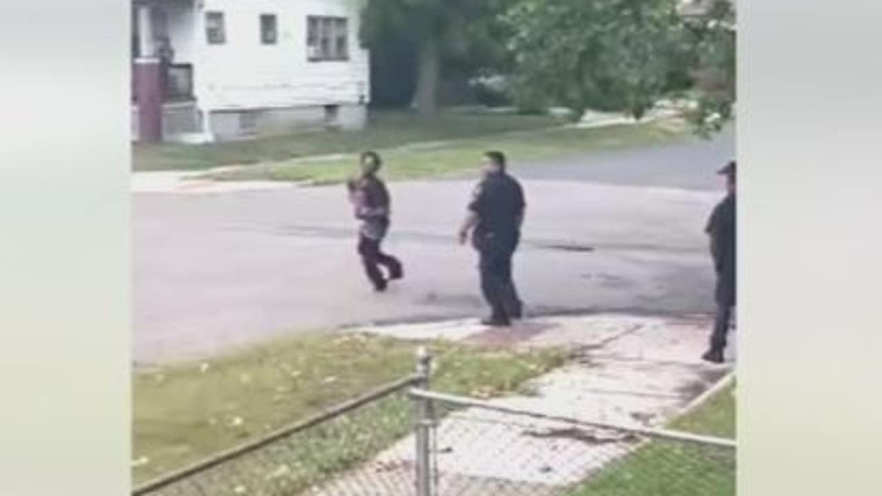 Irate man carrying baby barefoot rants at Detroit police, tries to steal cruiser on video