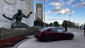 Chrysler 300C unveiled at Detroit Auto Show; only 2,000 cars to be produced in US