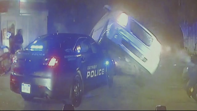 Teen carjacking suspect that rammed Detroit police cruiser turns self in