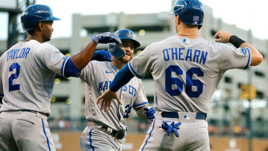 Salvador Perez hits game-winning grand slam with Miguel Cabrera's bat