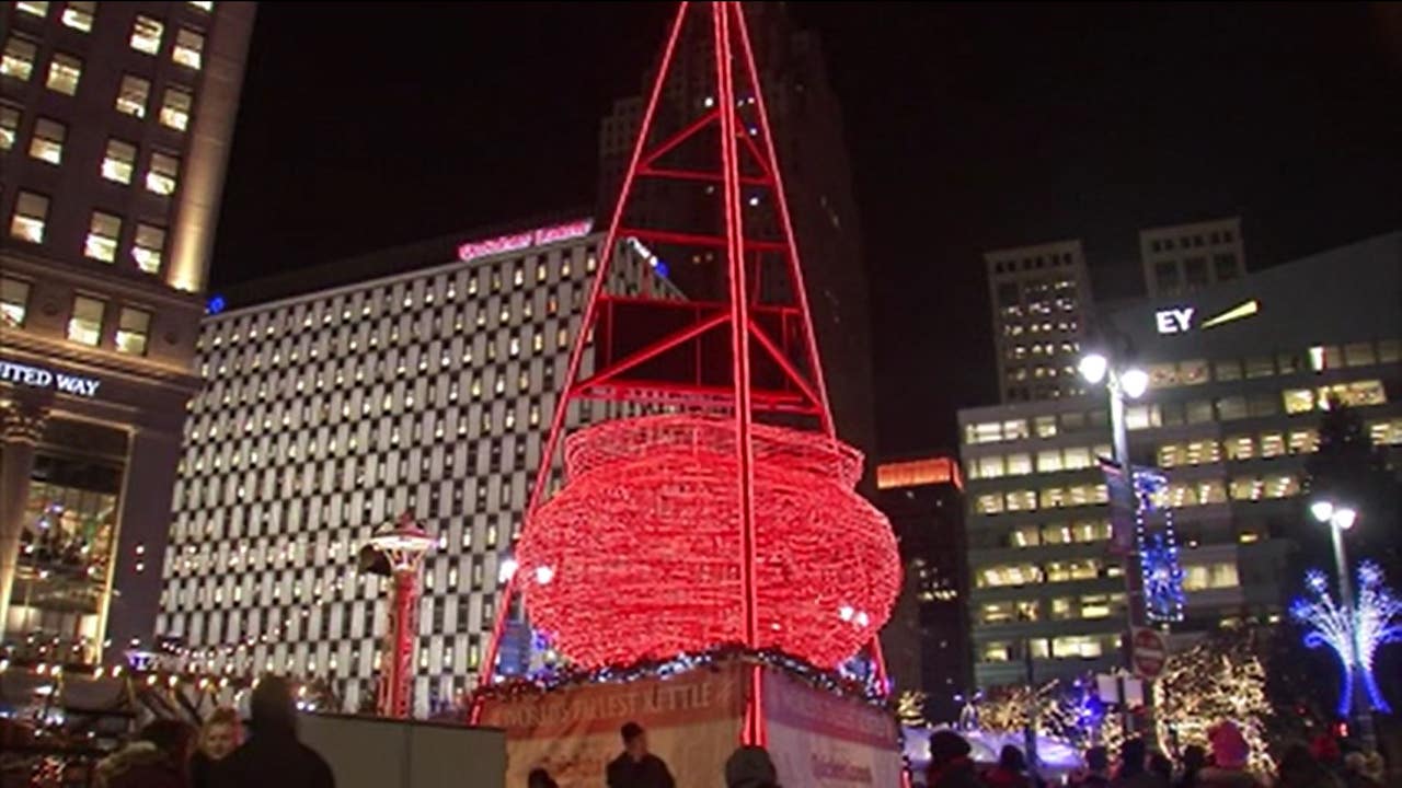 ‘Tallest Red Kettle’ returns to downtown Detroit