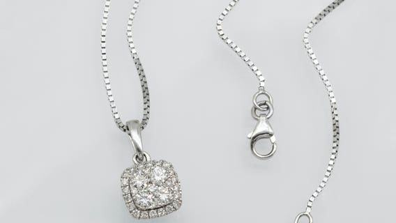 Scammers steal victim's necklace after offering them jewelry 'blessing'