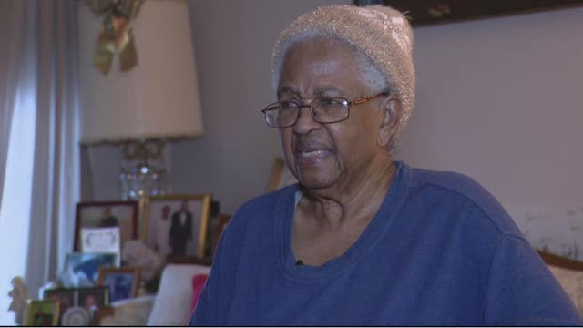 Elderly woman has purse stolen by stranger who preyed on her kindness