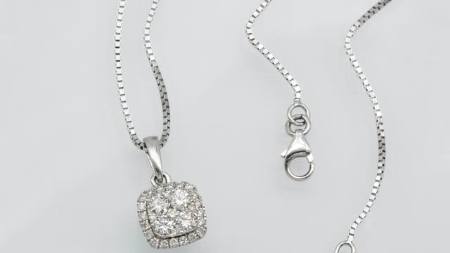 Scammers steal victim's necklace after offering them jewelry 'blessing'