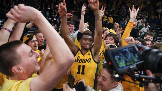 Murray, Perkins cap Iowa's amazing rally past Michigan St.