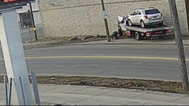 Thief crashes into Highland Park building while trying to steal tow truck