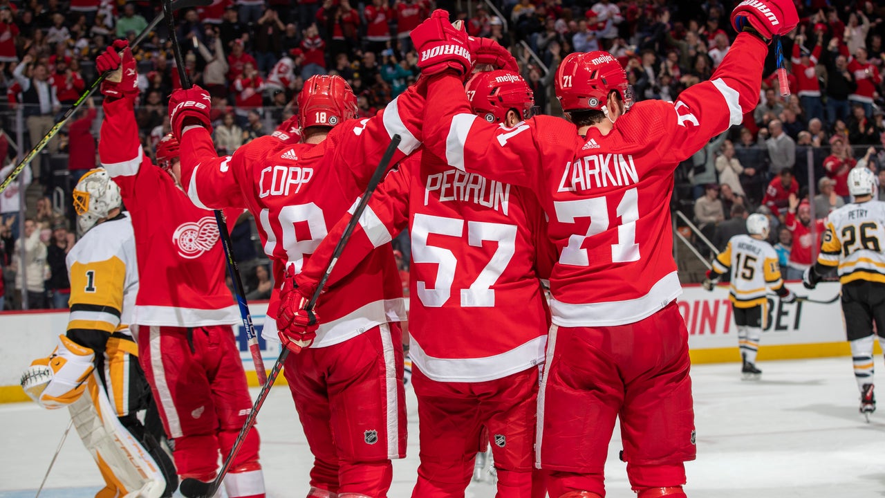 Perron's 3rd-period Hat Trick Lifts Red Wings Past Penguins