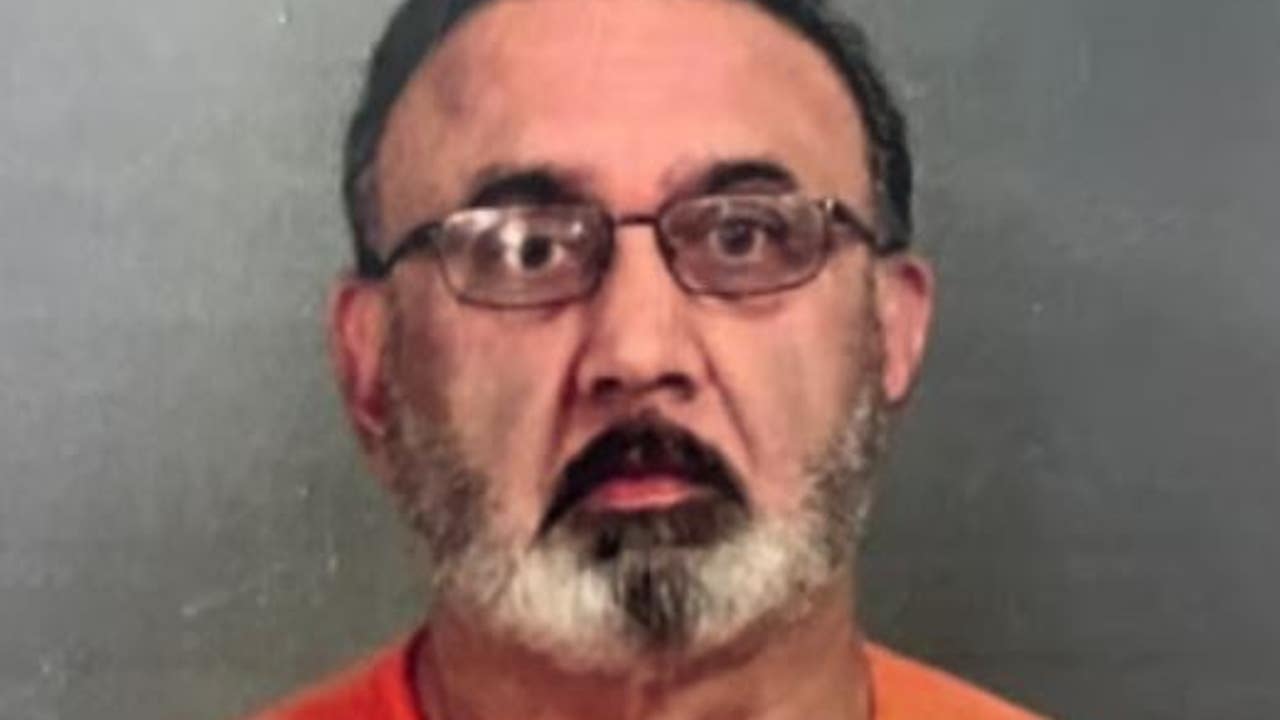 Michigan family doctor arrested after planning to pay 15-year-old $200 for sex, sheriff says pic