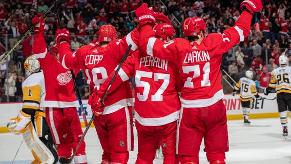 Perron's 3rd-period hat trick lifts Red Wings past Penguins