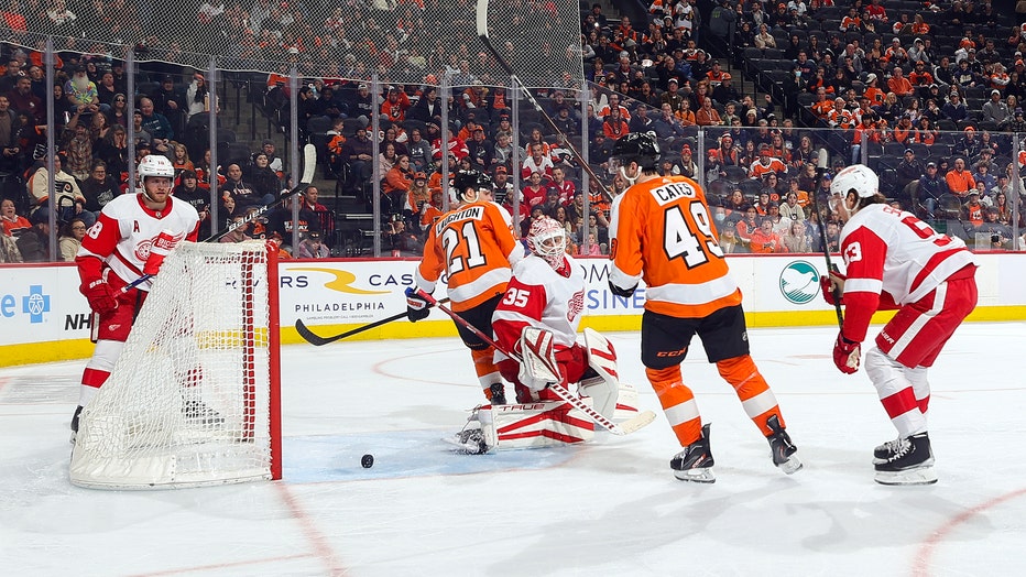 Deslauriers, Cates lead Flyers past Red Wings 3-1