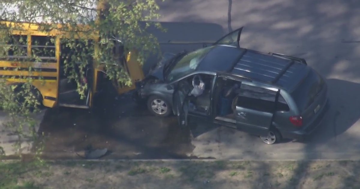 1 dead after head-on crash with school bus in Detroit | FOX 2 Detroit