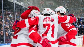 Larkin's hat trick helps Red Wings top Maple Leafs 5-2