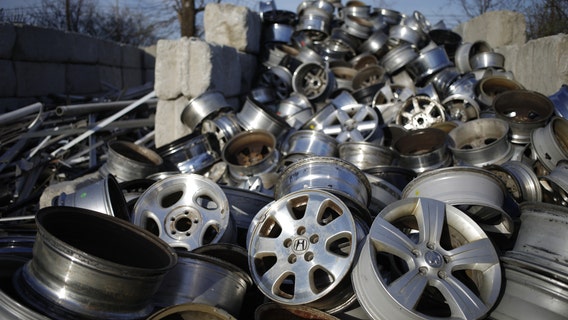 Over a dozen vehicles in Livonia left on blocks from tire theft ring