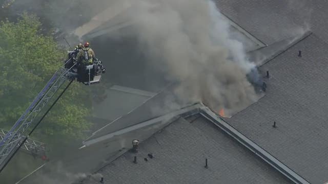 2 firefighters injured, 1 sent to hospital in Farmington Hills apartment fire
