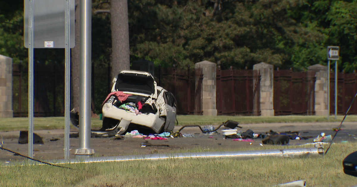 Detroit Police: 2 killed after car crashes into pole, driver flees on ...