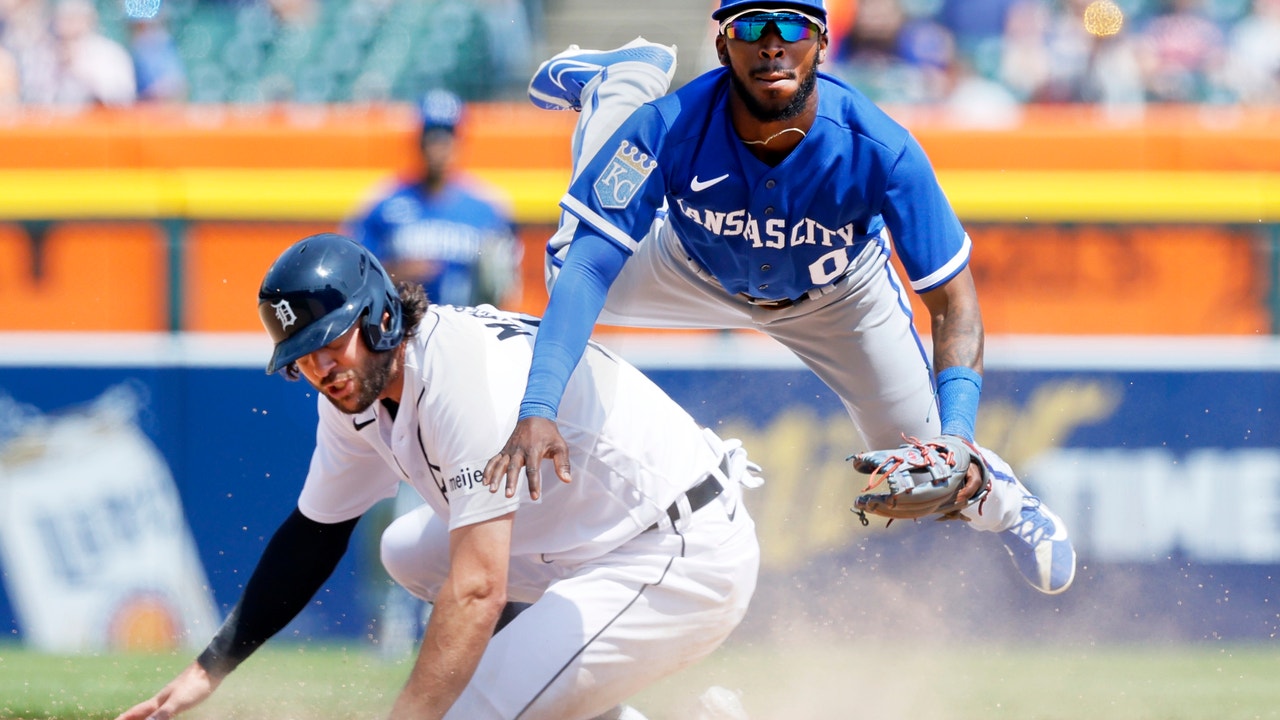 Detroit Tigers center fielder Jake Marisnick (15) prepares for the