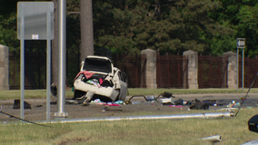 Detroit Police: 2 killed after car crashes into pole, driver flees on foot