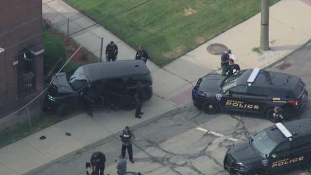 Suspects in stolen SUV crash into Detroit home