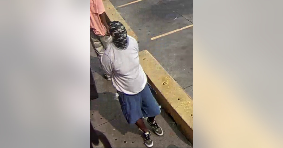 Detroit police searching for suspect who stabbed and robbed man outside ...