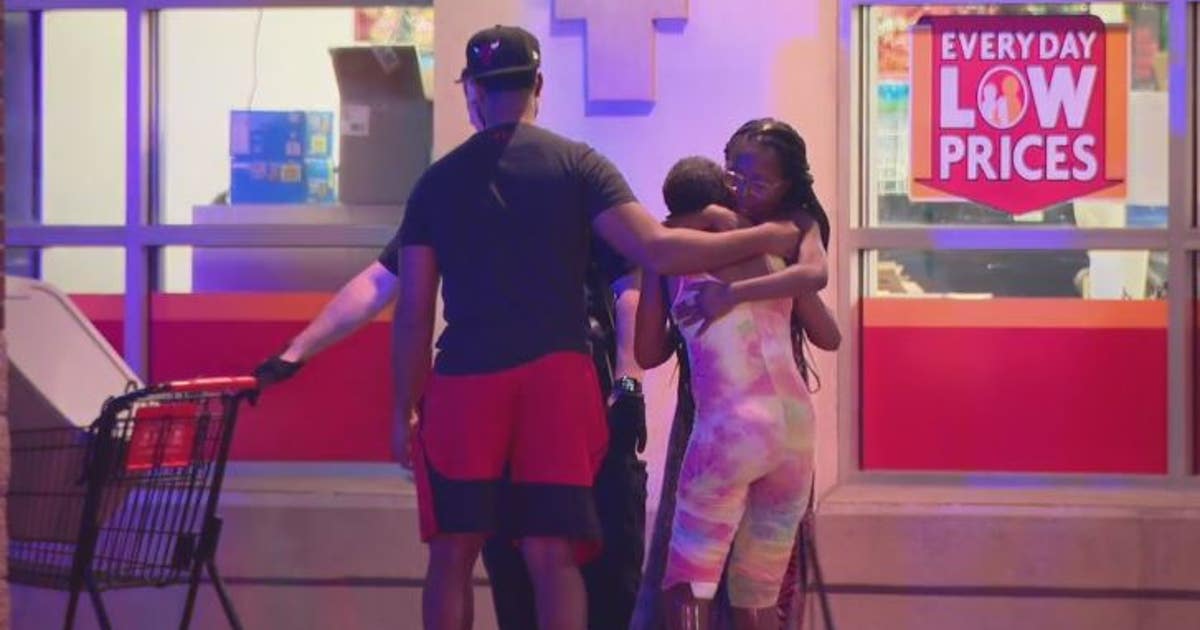 Person shot in car parked outside Family Dollar at busy Oak Park strip ...
