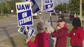 'We want to be paid what we're worth': UAW members picket outside Ford Wayne Assembly