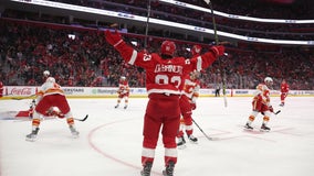 Point gets 50th, 51st goals, Lightning beat Red Wings 5-0