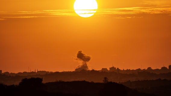 Air strike kills hundreds at Gaza hospital, Hamas and Israel trade blame