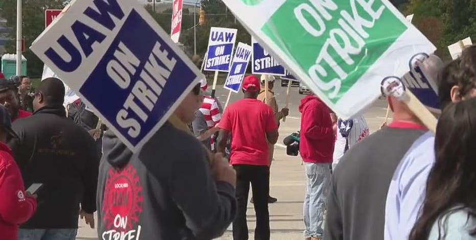 Ford Shares Fall After Reinstating Guidance Following UAW Strike