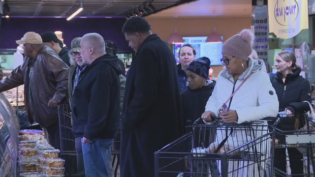 Last-minute Thanksgiving shoppers talk inflation, cooking plans