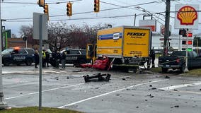 Driver dead after crashing into box truck while fleeing Warren police