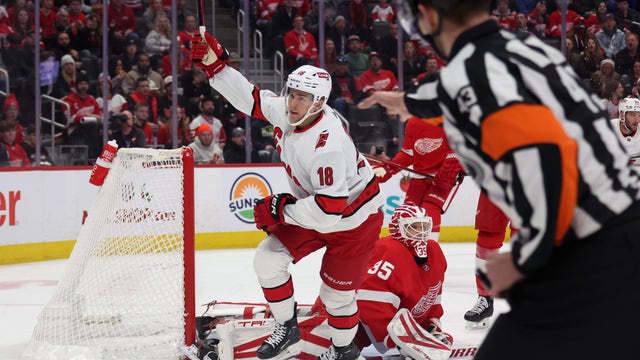 Jordan Staal breaks 2nd-period tie, Hurricanes beat Red Wings 2-1