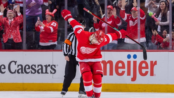 Walman scores on penalty shot in OT to give Red Wings 4-3 win over Canucks