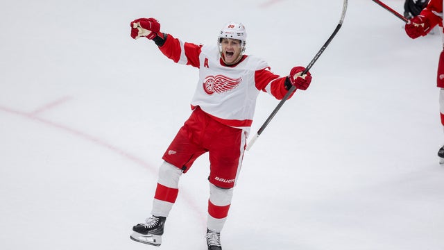 Patrick Kane scores in overtime in Chicago return, sending Red Wings past the Blackhawks 3-2
