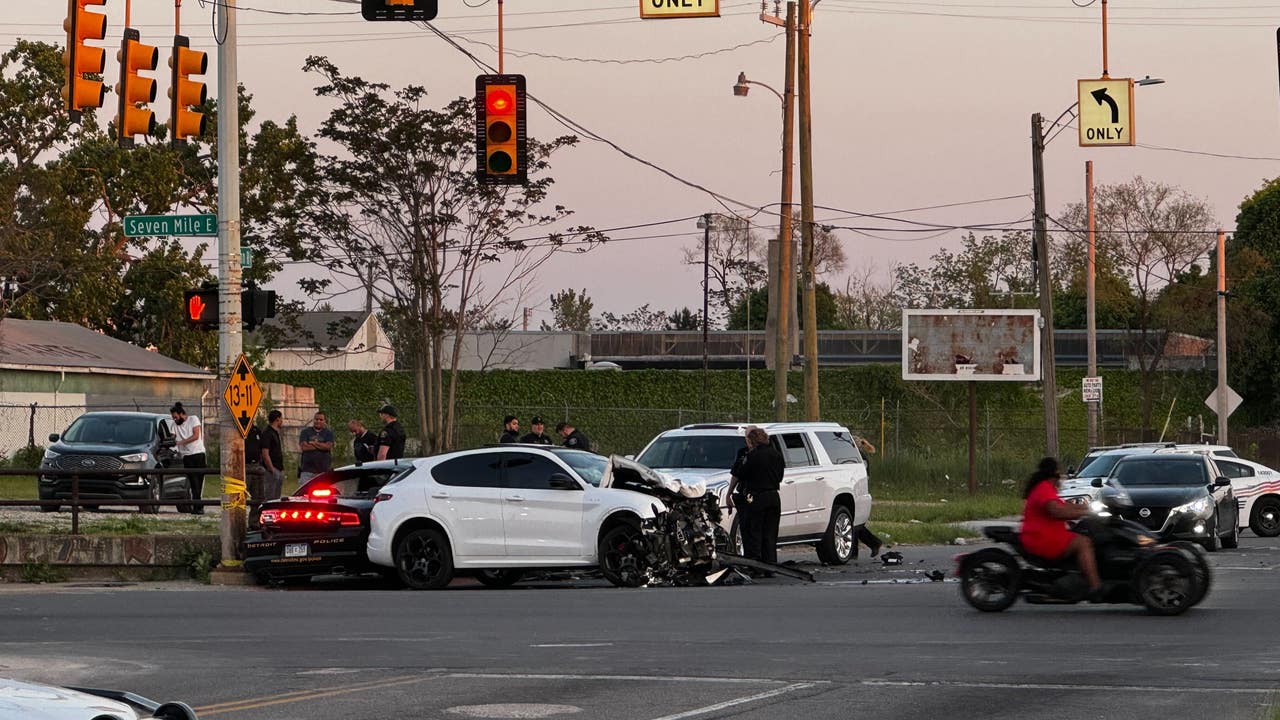 Detroit police car involved in crash with 2 other vehicles Detroit police car involved in crash with 2 other vehicles