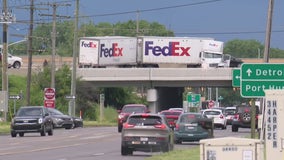 Jackknifed semi spills oil, closes part of EB I-94 in Macomb Township