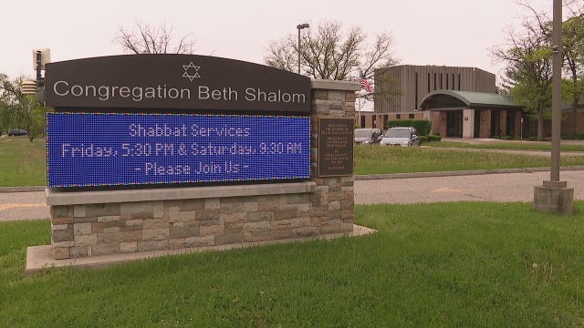 Man shouts antisemitic insults outside Oak Park synagogue, police look for suspect