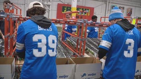 Detroit Lions give back before Thanksgiving, packing food for those in need