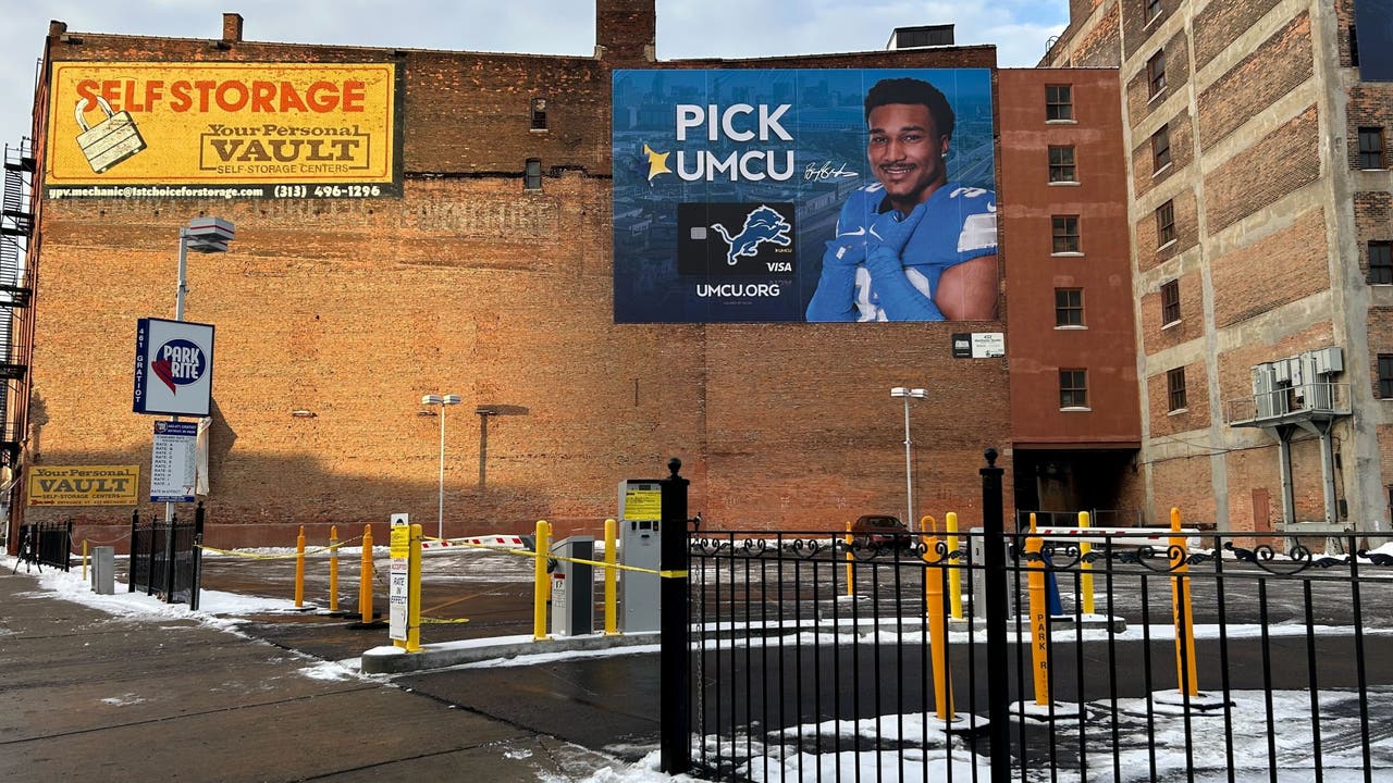 Detroit shuts down lots charging $1,000 for playoff parking