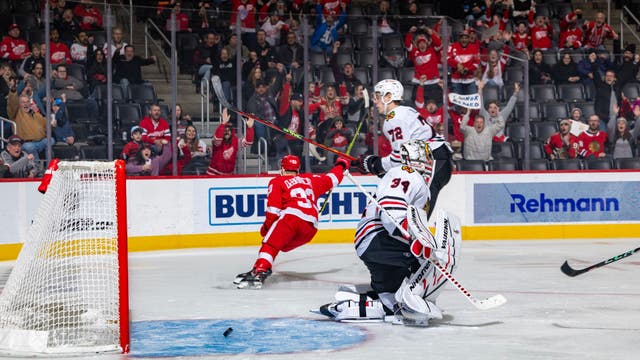 Red Wings hold off Blackhawks 5-3 for 6th straight victory