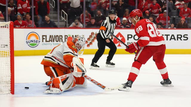 Patrick Kane’s goal late in overtime gives the Red Wings a 5-4 win over the Ducks