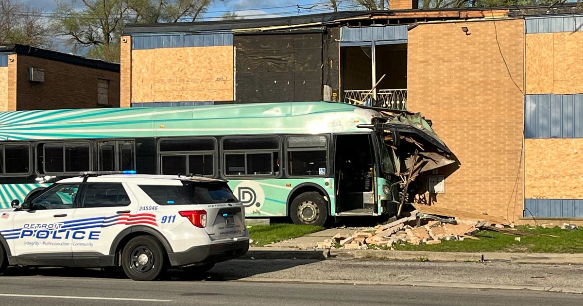 Bus hits apartment building in Detroit after driver has medical ...