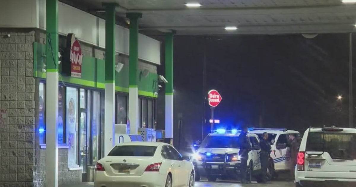 Suspect crashes after stealing car with child inside from Detroit gas ...