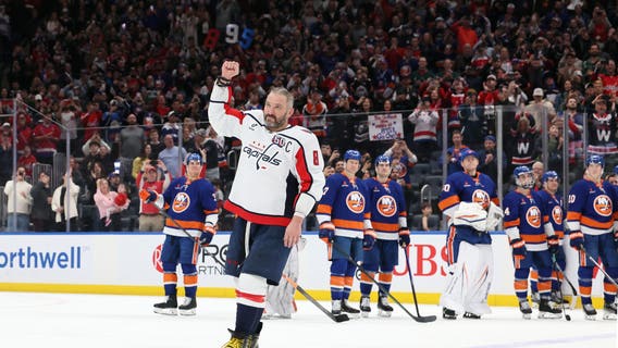 Alex Ovechkin breaks Wayne Gretzky’s NHL career goals record by scoring his 895th