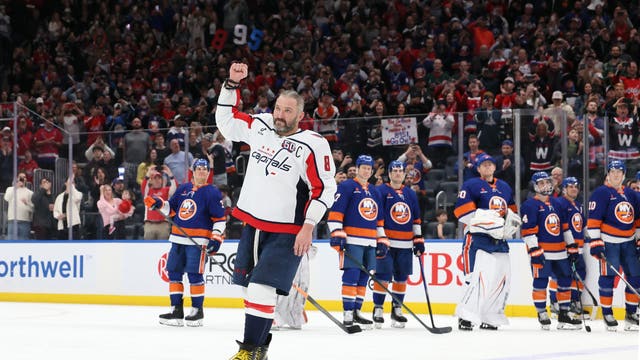 Alex Ovechkin breaks Wayne Gretzky’s NHL career goals record by scoring his 895th