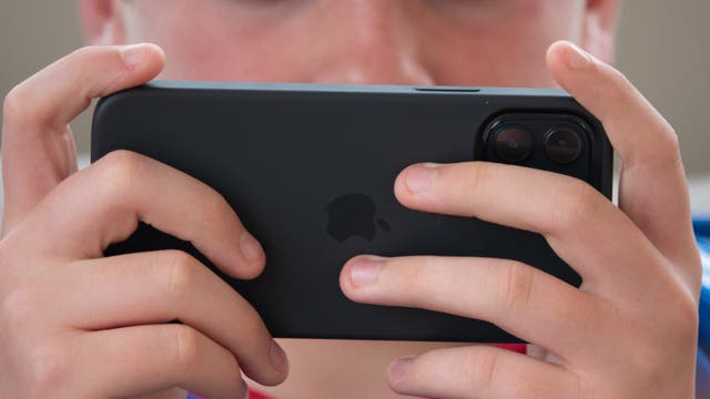Michigan phone ban in schools: Lawmakers weigh bill that would limit usage in class
