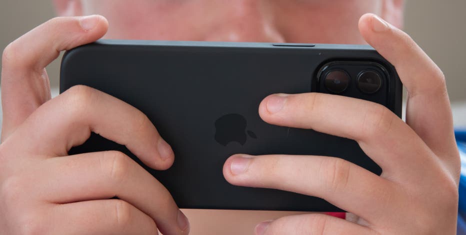 Michigan phone ban in schools: Lawmakers weigh bill that would limit usage in class
