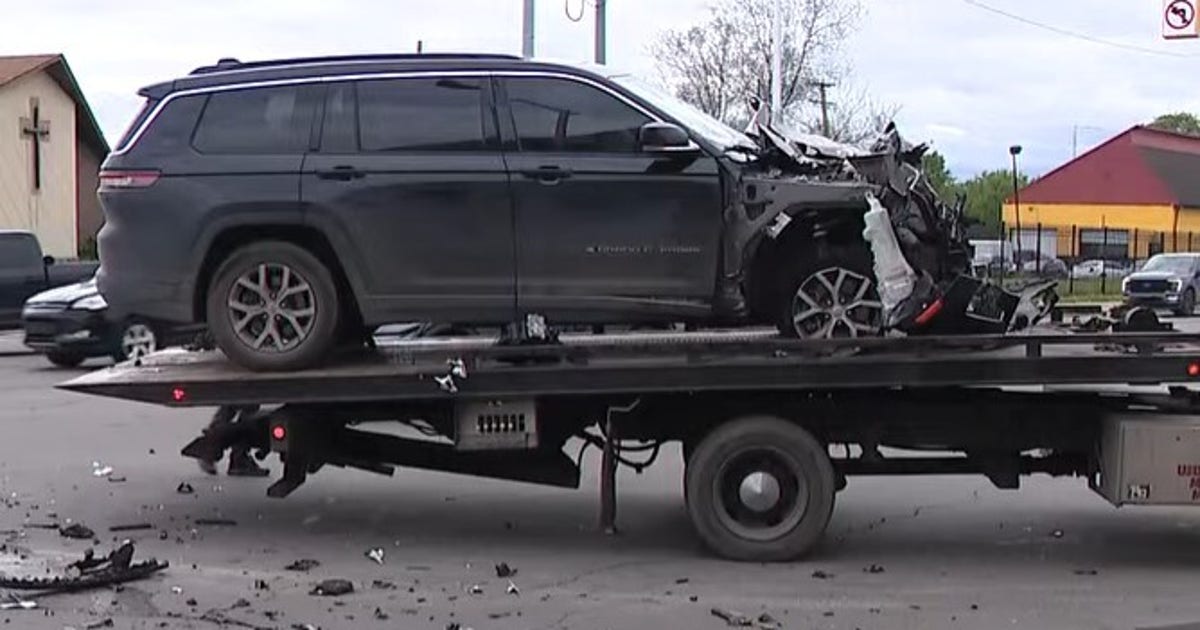 Detroit police chase leads to suspects' car crashing into school bus ...